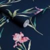 Hawling Irises, lekker tapet med iriser på blå bunn fra Laura Ashley - Bilde 3