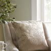 Barley, naturfarget putetrekk i preget fløyel fra Laura Ashley