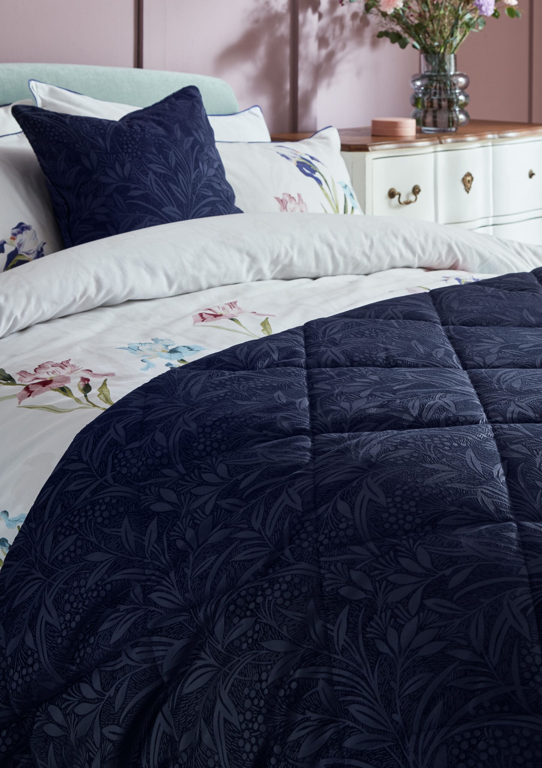 Barley, elegant sengeteppe  i preget midnattsblå fløyel fra Laura Ashley