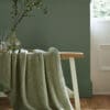 Parker strikket bomullspledd i salviegrønt fra Laura Ashley