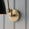 Lehal, Moderne vegglampe i messing med sort metallskjerm - Bilde 4