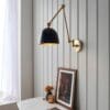 Lehal, Moderne vegglampe i messing med sort metallskjerm - Bilde 2