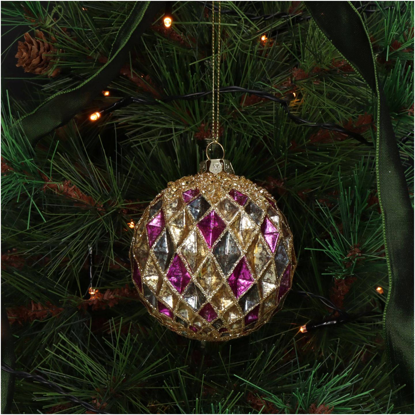 Fargerik julekule med harlekinmønster i rosa