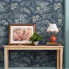 Marlbrook, blomstrete tapet i støvet blått fra Laura Ashley
