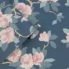 Maya, romantisk og soft blomstrete tapet i støvet blå - Bilde 3