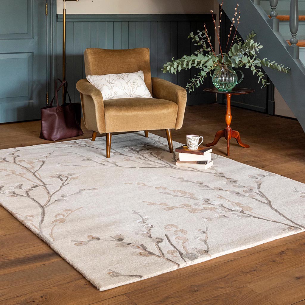 Pussy Willow, gulvteppe med gåsunger i duegrått fra Laura Ashley