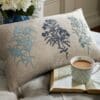 Tenby brodert pute i blått fra laura Ashley