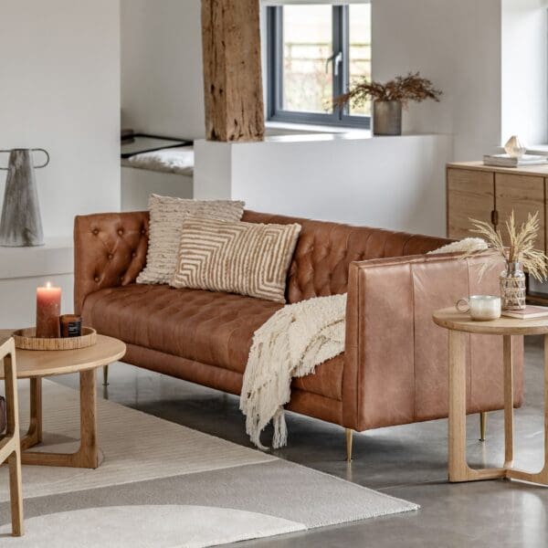 Dalton moderne sofa med knapper i antikkt brunt skinn