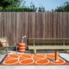 Retro utendørsteppe i orange, Linear Stem fra Orla Kiely