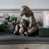dekorativ skulptur i bronsefinish, bjørnemor med bjørneunge