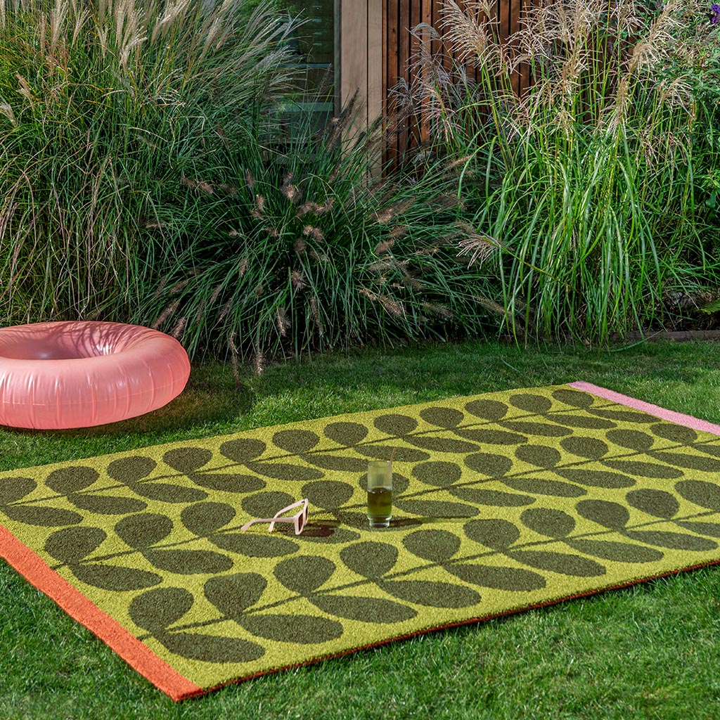 Orla Kiely, Solid Stem retro utendørsteppe i grønt