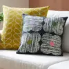 Textured Flower fronten på retro pute i skifergrått fra Orla Kiely