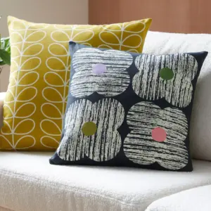 Textured Flower fronten på retro pute i skifergrått fra Orla Kiely