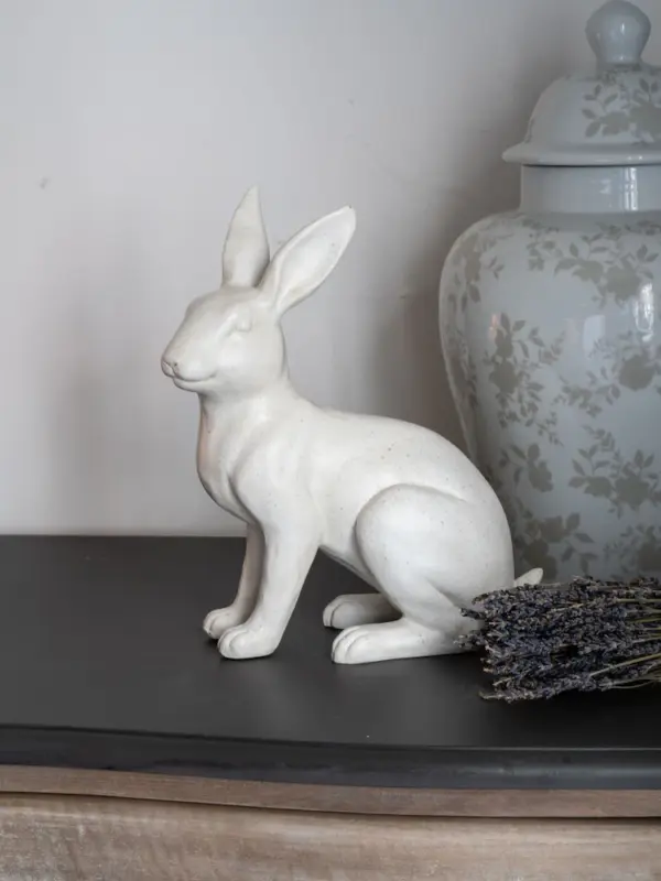 Hareskulptur i steingods