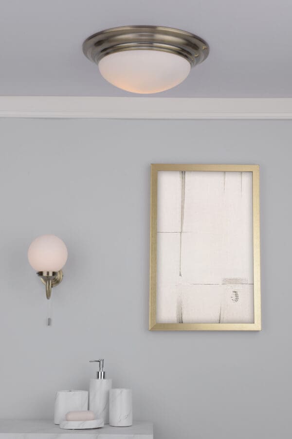 Barclay, stor takplafond til bad i messing med hvit glasskuppel (IP44) - Bilde 5