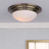 stor takplafond til bad i antikk messing og opalglass