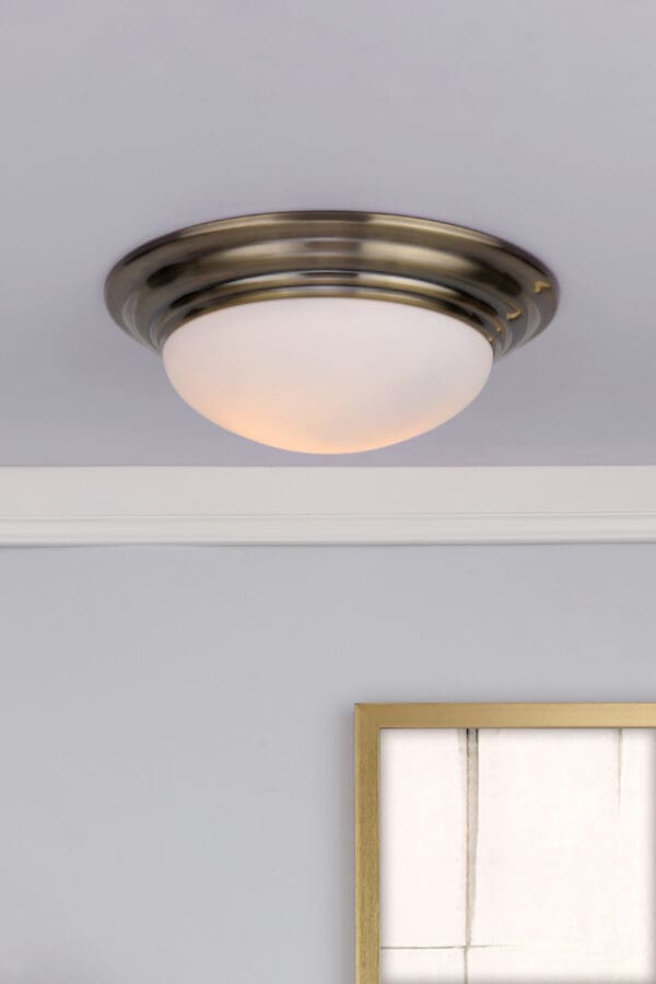 stor takplafond til bad i antikk messing og opalglass