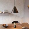 Cape, stilren moderne pendellampe i antikk bronse