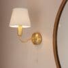 Vegglampe til bad i matt messing med offwhite skjerm
