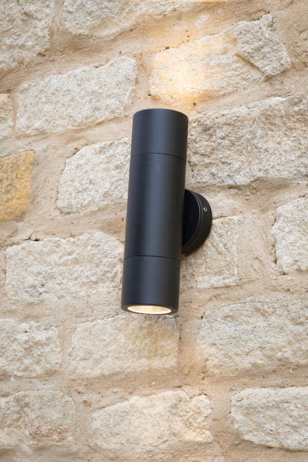 moderne utendørslampe i matt sort