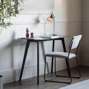 Minimalistisk skrivebord i sort eik og sotfarget glass