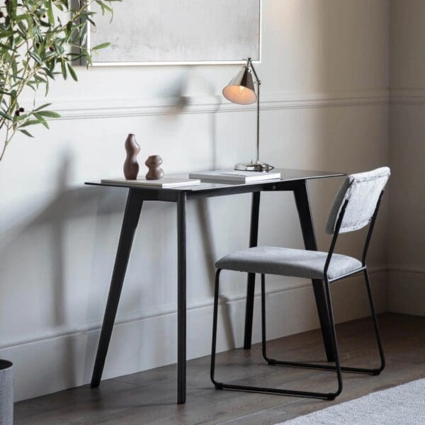 Minimalistisk skrivebord i sort eik og sotfarget glass