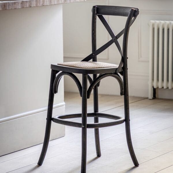 Cafe, barstol i sort med flettet rotting sete