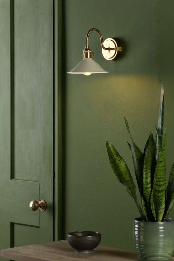 Hadano, landlig vegglampe i messing med beige skjerm - Bilde 2