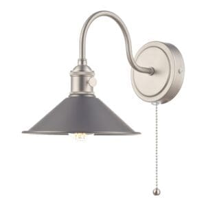 Hadano, landlig vegglampe i antikk krom med grå skjerm