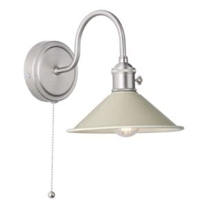 Hadano, landlig vegglampe i antikk krom med beige skjerm