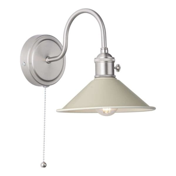 Hadano, landlig vegglampe i antikk krom med beige skjerm