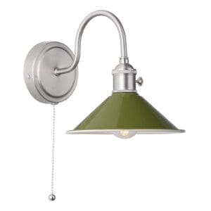Hadano, landlig vegglampe i antikk krom med grønn skjerm
