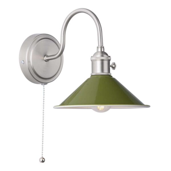Hadano, landlig vegglampe i antikk krom med grønn skjerm