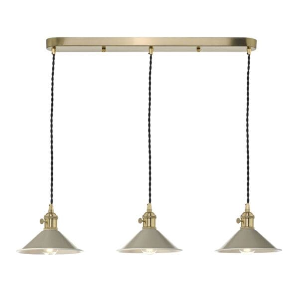 Hadano taklampe i messing med beige metallskjermer