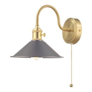 Hadano landlig vegglampe i messing med skjerm i grått