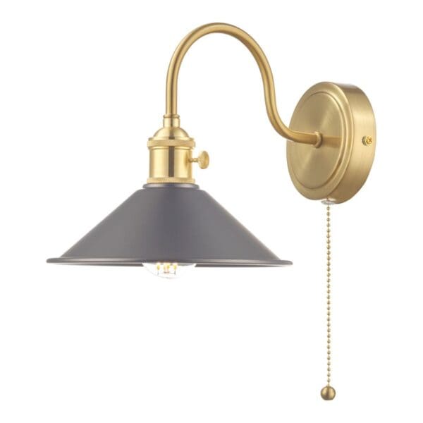 Hadano landlig vegglampe i messing med skjerm i grått