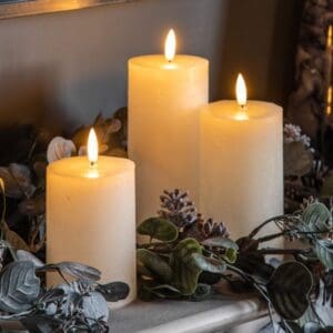 Sett med LED kubbelys i voks i elfenben