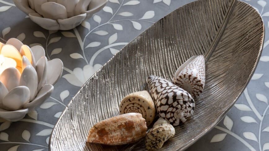 Albury bladformet dekorfat i s&oslash;lv fra Laura Ashley