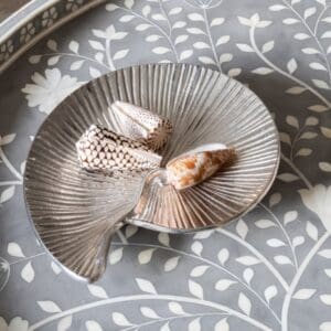 skjellformet dekorfat i sølv fra Laura Ashley