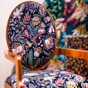 Euphoria, fargerikt blomstrete stoff med indisk inspirasjon