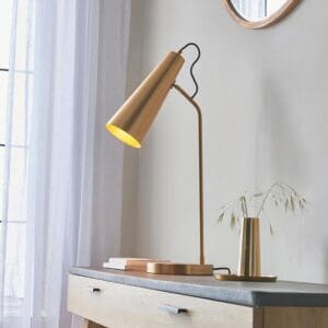 Karna, moderne bordlampe i antikk messing