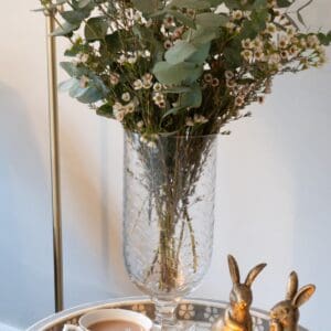 Elegant, munnblåst og slepet  lyslykt/vase i glass fra Laura Ashley