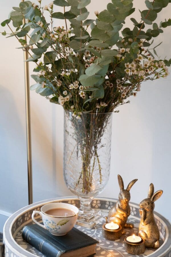 Elegant, munnblåst og slepet  lyslykt/vase i glass fra Laura Ashley