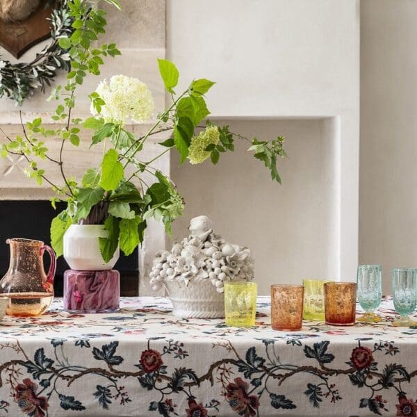 Rochecotte, brodert blomstrete stoff av Cordelia De Castellane