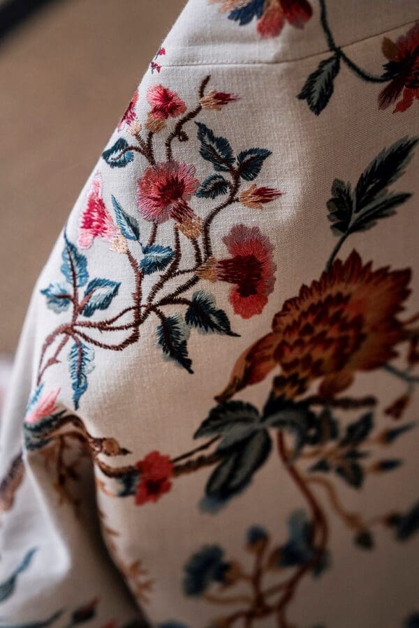 Rochecotte, brodert blomstrete stoff av Cordelia De Castellane - Bilde 5