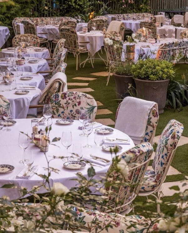 Rochecotte, fargerikt blomstrete stoff av Cordelia De Castellane