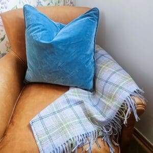 Salcombe, sommerlig og friskt rutete ullpledd fra Art of the Loom i blått