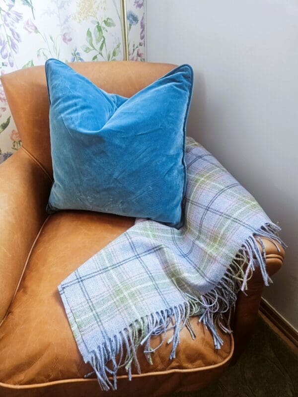 Salcombe, sommerlig og friskt rutete ullpledd fra Art of the Loom i blått