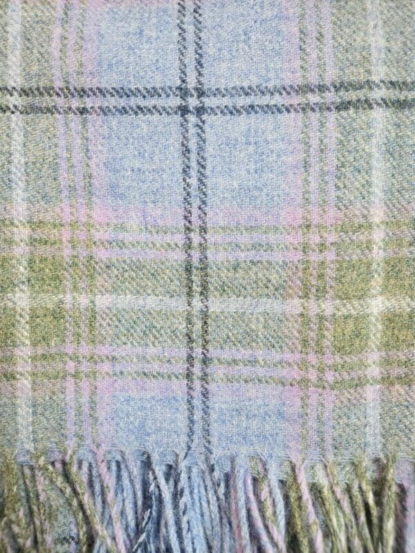 Salcombe, sommerlig og friskt rutete ullpledd fra Art of the Loom i blått - Bilde 4