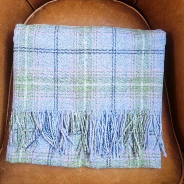 Salcombe, sommerlig og friskt rutete ullpledd fra Art of the Loom i blått - Bilde 3